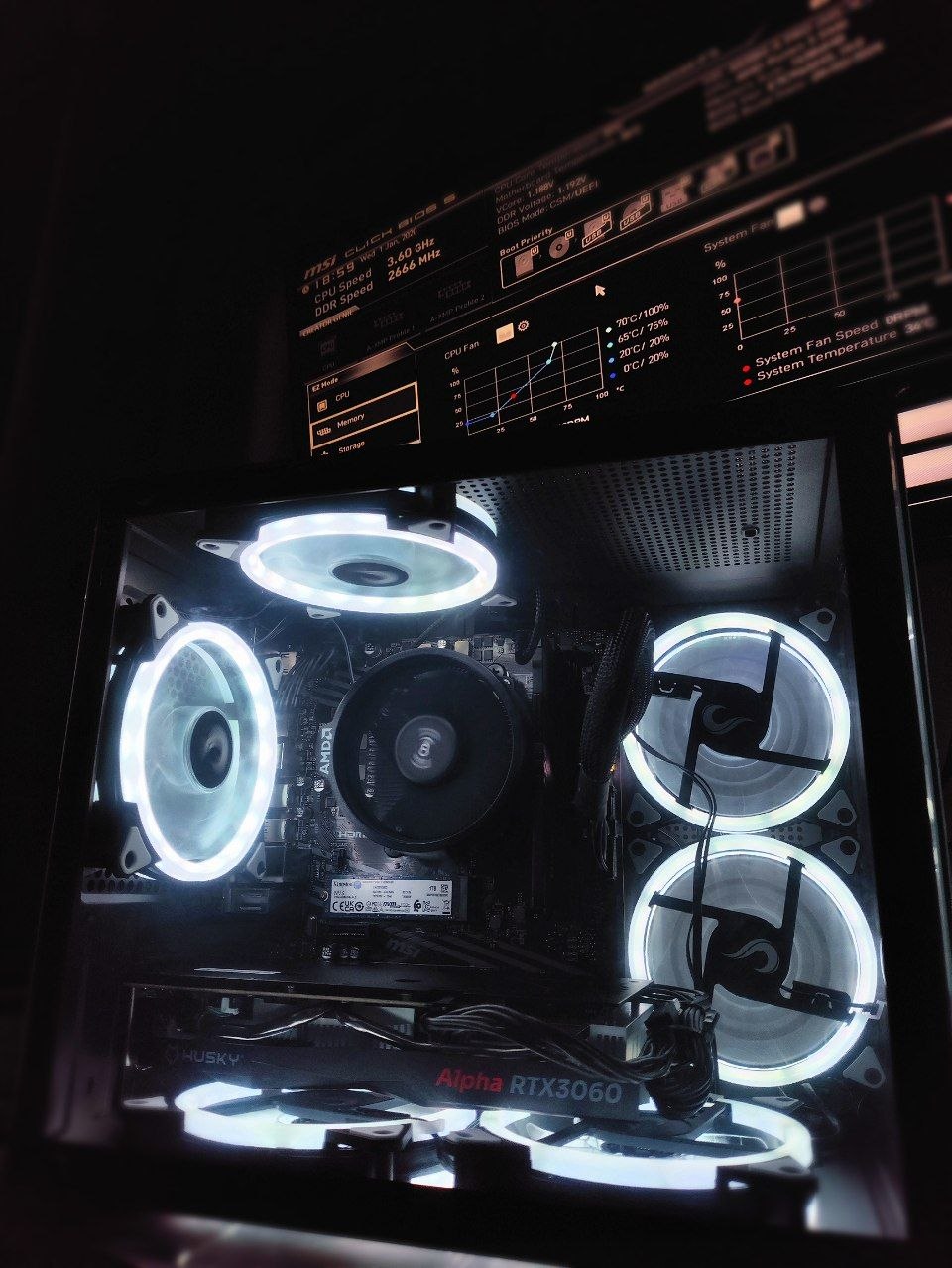 PC Gamer com sistema de iluminação RGB em bancada de assistência técnica